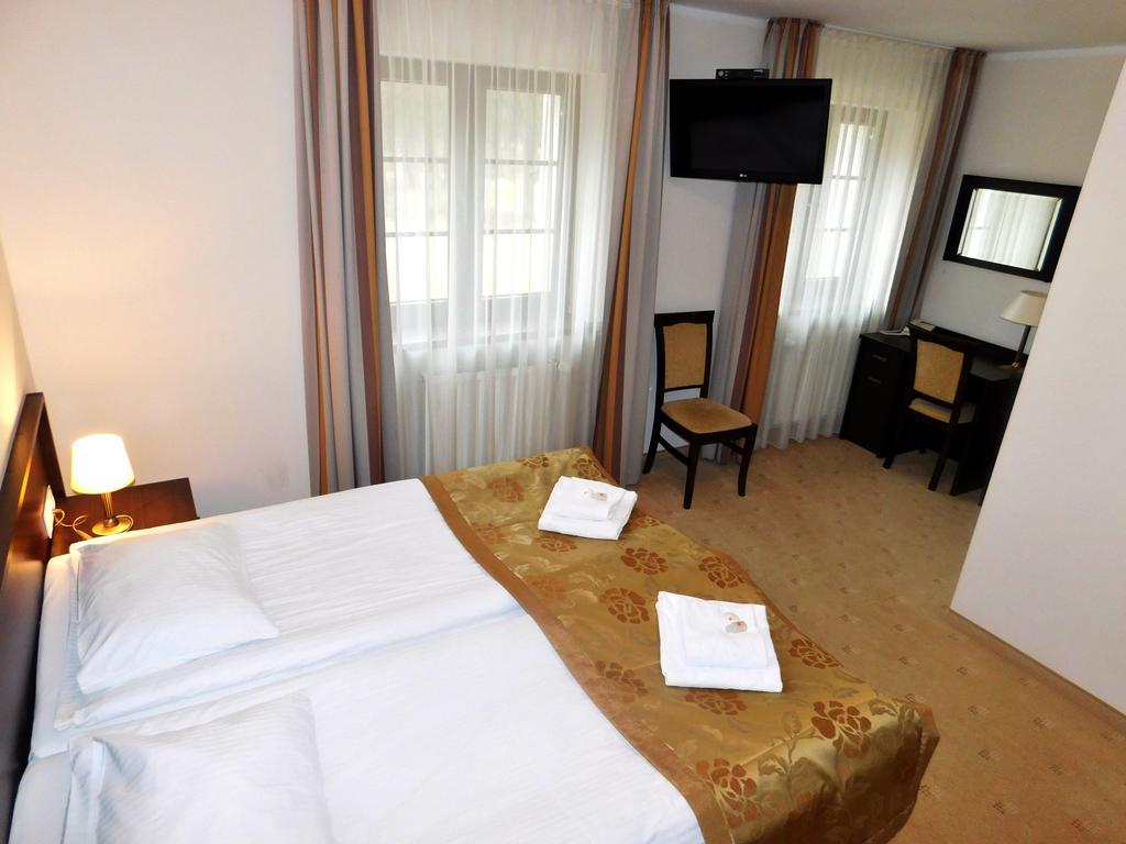 Hotel Swietoborzec Lobez Exterior photo